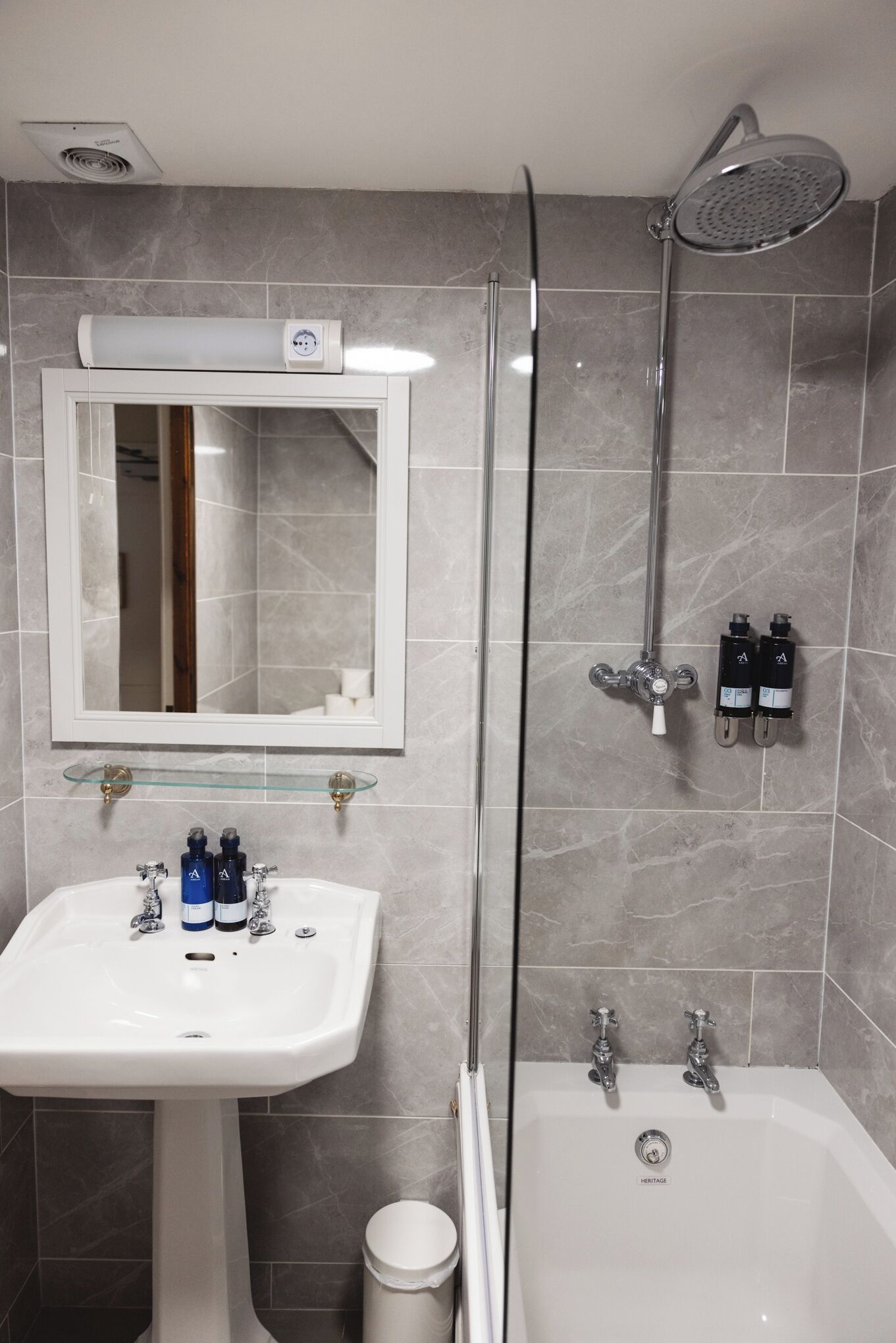 basic double room | bathroom | free toiletries, hair dryer, towels