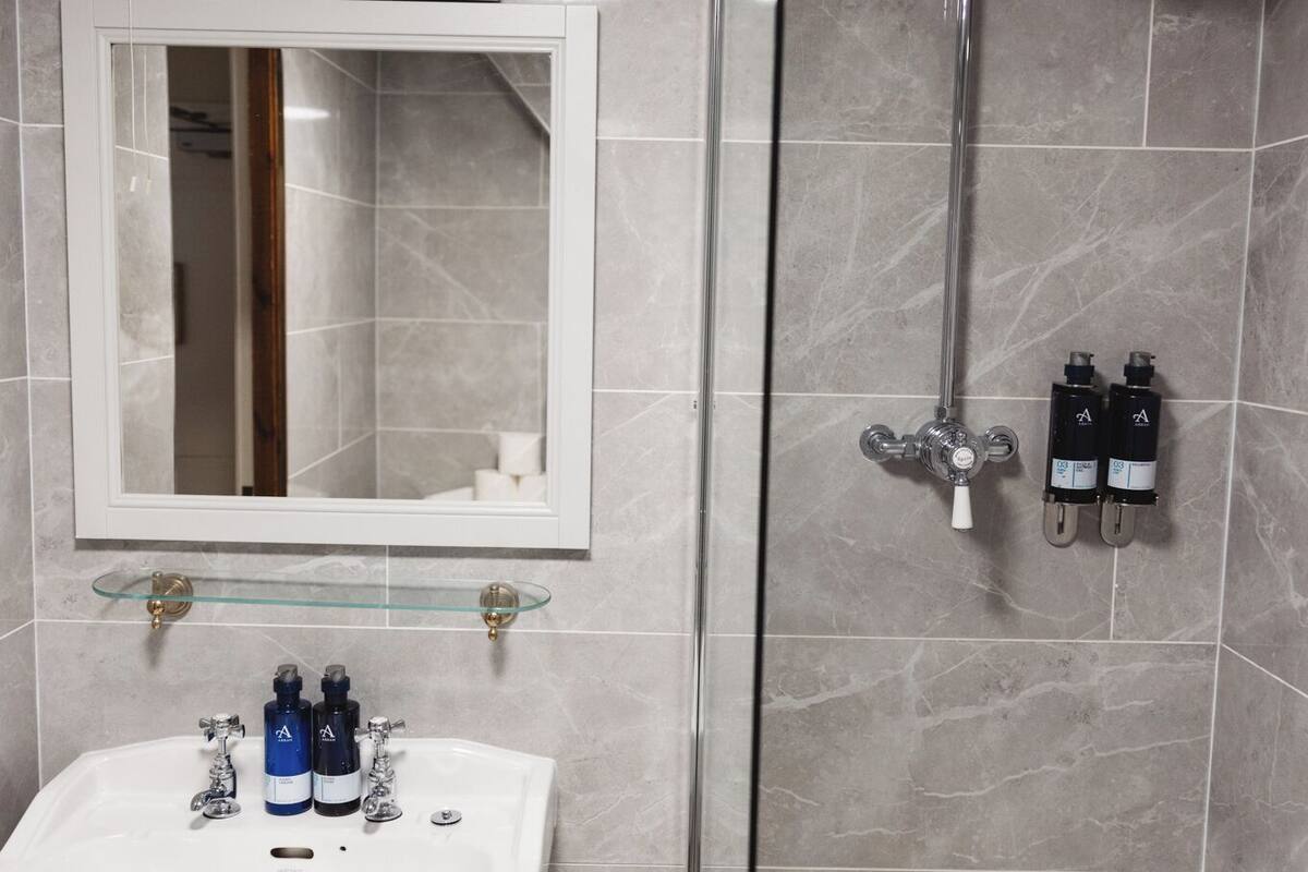 basic double room | bathroom | free toiletries, hair dryer, towels