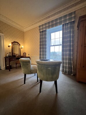 Iron/ironing board (on request), WiFi, bed sheets - Greshornish House Hotel (Skeabost)