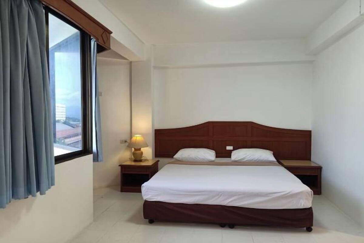 Escritorio, wifi gratis y ropa de cama
