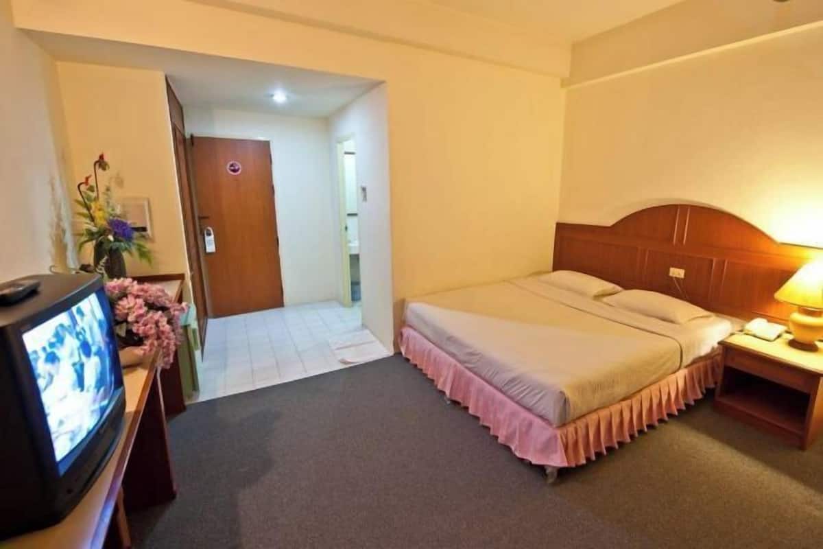 Escritorio, wifi gratis y ropa de cama