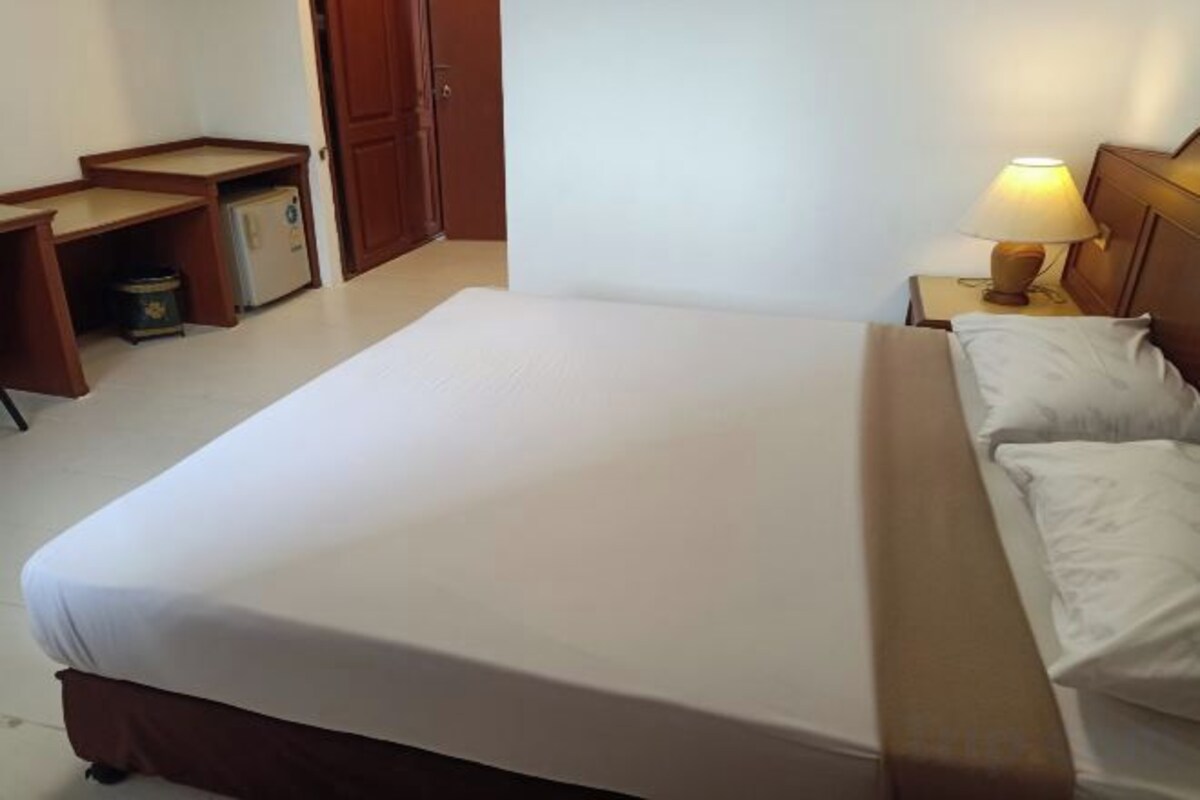 Escritorio, wifi gratis, ropa de cama