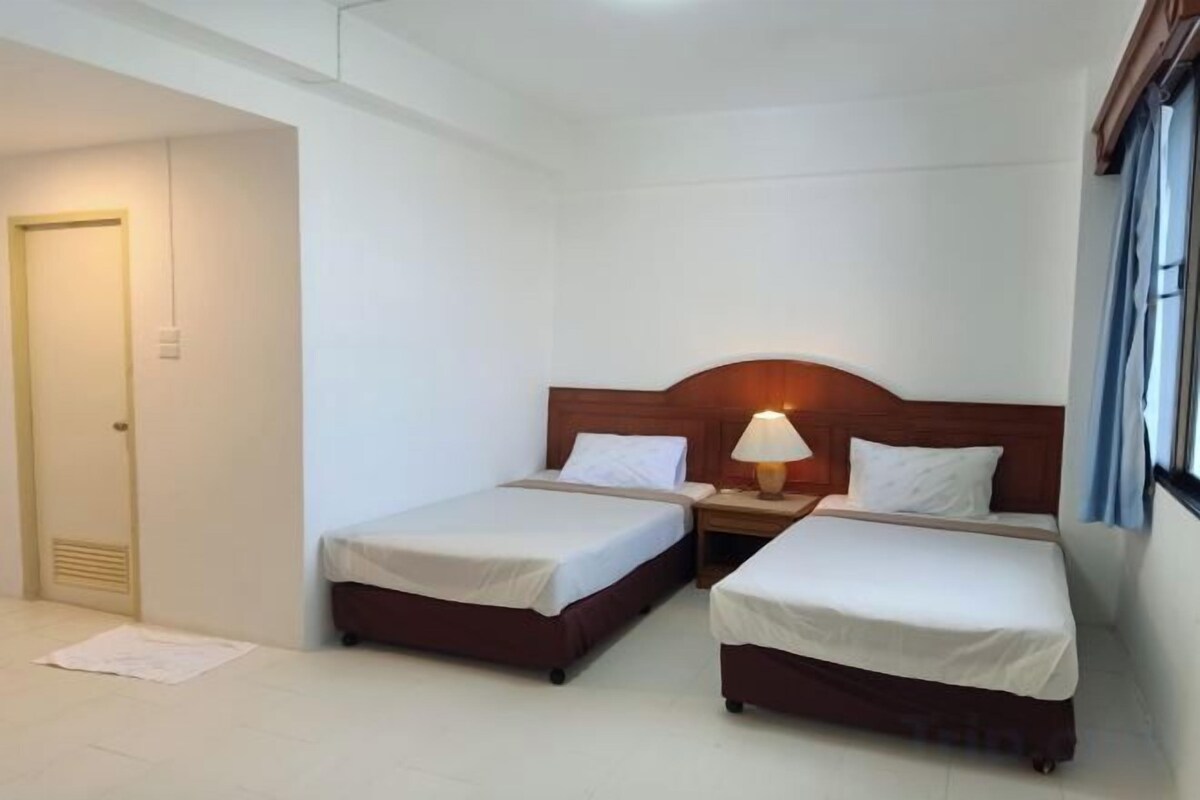 Escritorio, wifi gratis, ropa de cama