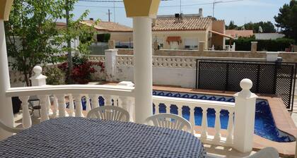 Huvila, oma uima-allas 7 hengelle, 4000 metrin päässä rannasta, oma uima-allas