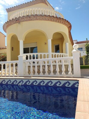 Outdoor pool - Villa with private pool for 7 people, 4000m from the beach, private pool (L'Ametlla de Mar)