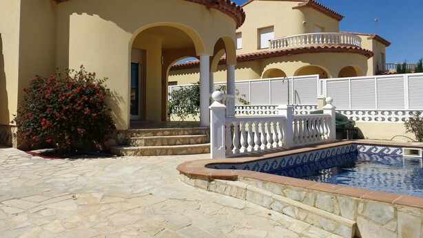 A two-story house with a swimming pool, stone pathway, and a white fence. - Villa with private pool for 7 people, 4000m from the beach, private pool (L'Ametlla de Mar)