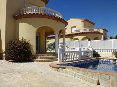 Villa with private pool for 7 people, 4000m from the beach, private pool