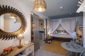 1 bedroom, premium bedding, in-room safe, individually decorated - Rock Villas - Emporio | Pool, Jacuzzi, Castle View (Santorini)