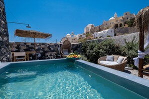 Seasonal outdoor pool, pool umbrellas, sun loungers - Rock Villas - Emporio | Pool, Jacuzzi, Castle View (Santorini)