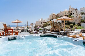 Courtyard view - Rock Villas - Emporio | Pool, Jacuzzi, Castle View (Santorini)