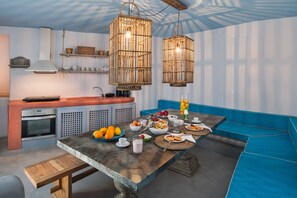 Fridge, oven, stovetop, dishwasher - Rock Villas - Emporio | Pool, Jacuzzi, Castle View (Santorini)