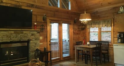 BARE FEET CABIN A Cozy Romantic Getaway Free WiFi/Hottub/Jetted tub/Fireplace