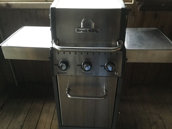 Un barbecue Broil King équipé d’un réservoir d’eau de la marque BARON et de boutons de contrôle.