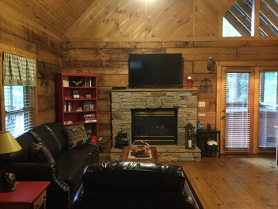 BARE FEET CABIN A Cozy Romantic Getaway Free WiFi/Hottub/Jetted tub/Fireplace