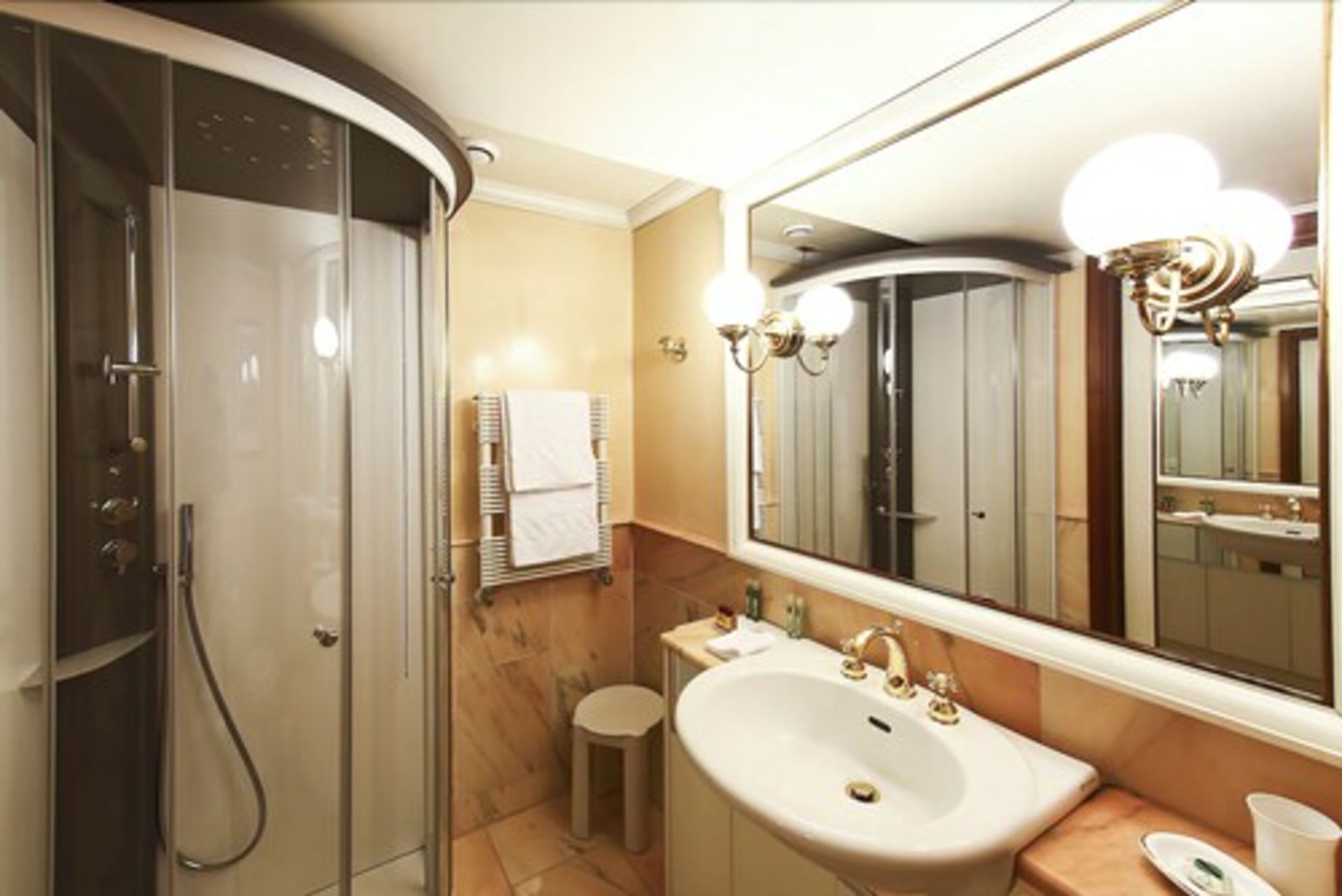 room, 2 single beds | bathroom | shower, towels