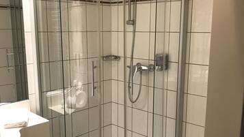 Dusche, kostenlose Toilettenartikel, Haartrockner, Handtücher
