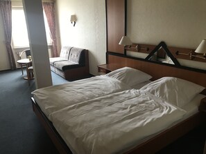 办公桌、熨斗/熨衣板、免费婴儿床、折叠床/加床（额外收费）