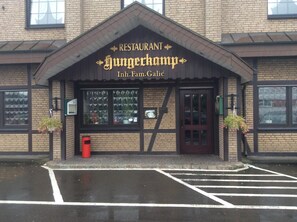 A restaurant named 'Hungrkamp' with a brick facade and a dark brown entrance. - Hotel Hungerkamp (Rhede)