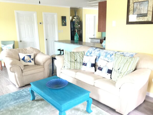 Een smart-tv, een dvd-speler, een tafeltennistafel en boeken