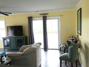 Een smart-tv, een dvd-speler, een tafeltennistafel en boeken