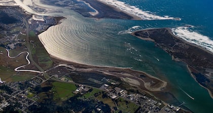 Arcata---Cozy, Newer Cabin in the Redwoods with Hot tub