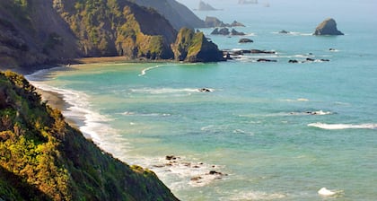 Arcata---Cozy, Newer Cabin in the Redwoods with Hot tub