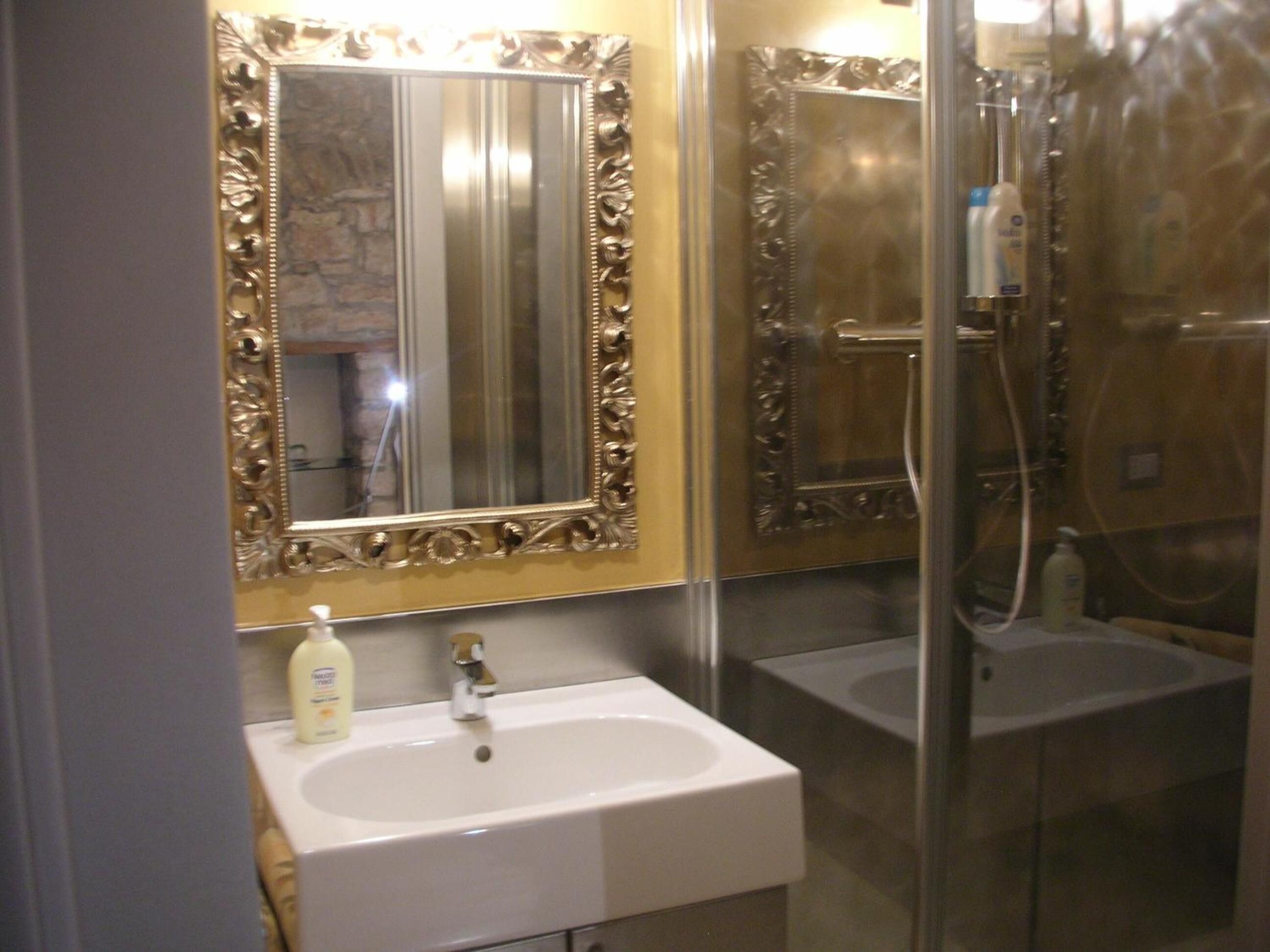 تجهيزات دش، مستلزمات مجانية للعناية الشخصية، مجففات شعر، مراحيض شطف