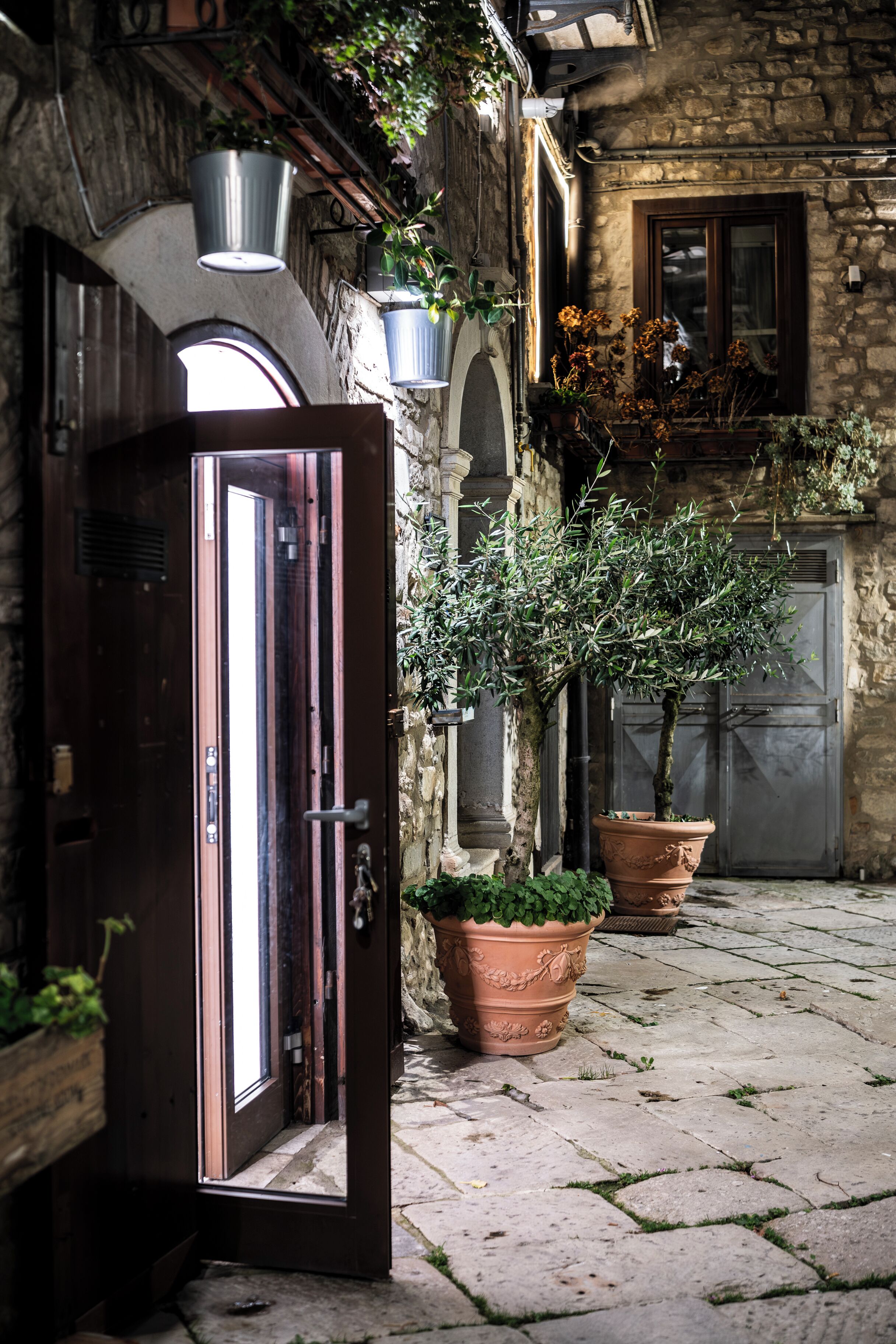 Facciata della struttura - sera/notte