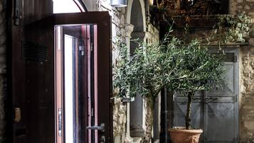 Facciata della struttura - sera/notte