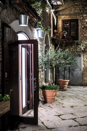 Fachada da propriedade à noite. Guest House Al Convento