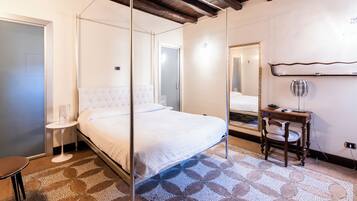 Kamer, 1 twee- of 2 eenpersoonsbedden | Luxe beddengoed, een bureau, gratis wifi, beddengoed