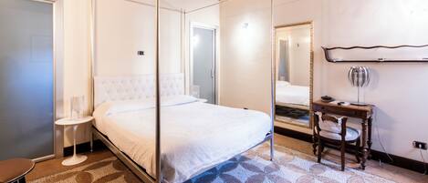 Ropa de cama de alta calidad, escritorio, wifi gratis y ropa de cama