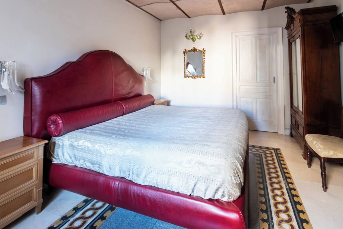 Design Room | Premium bedding, desk, laptop workspace, free WiFi