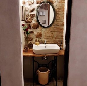 淋浴设施、免费洗浴用品、吹风机、坐浴桶