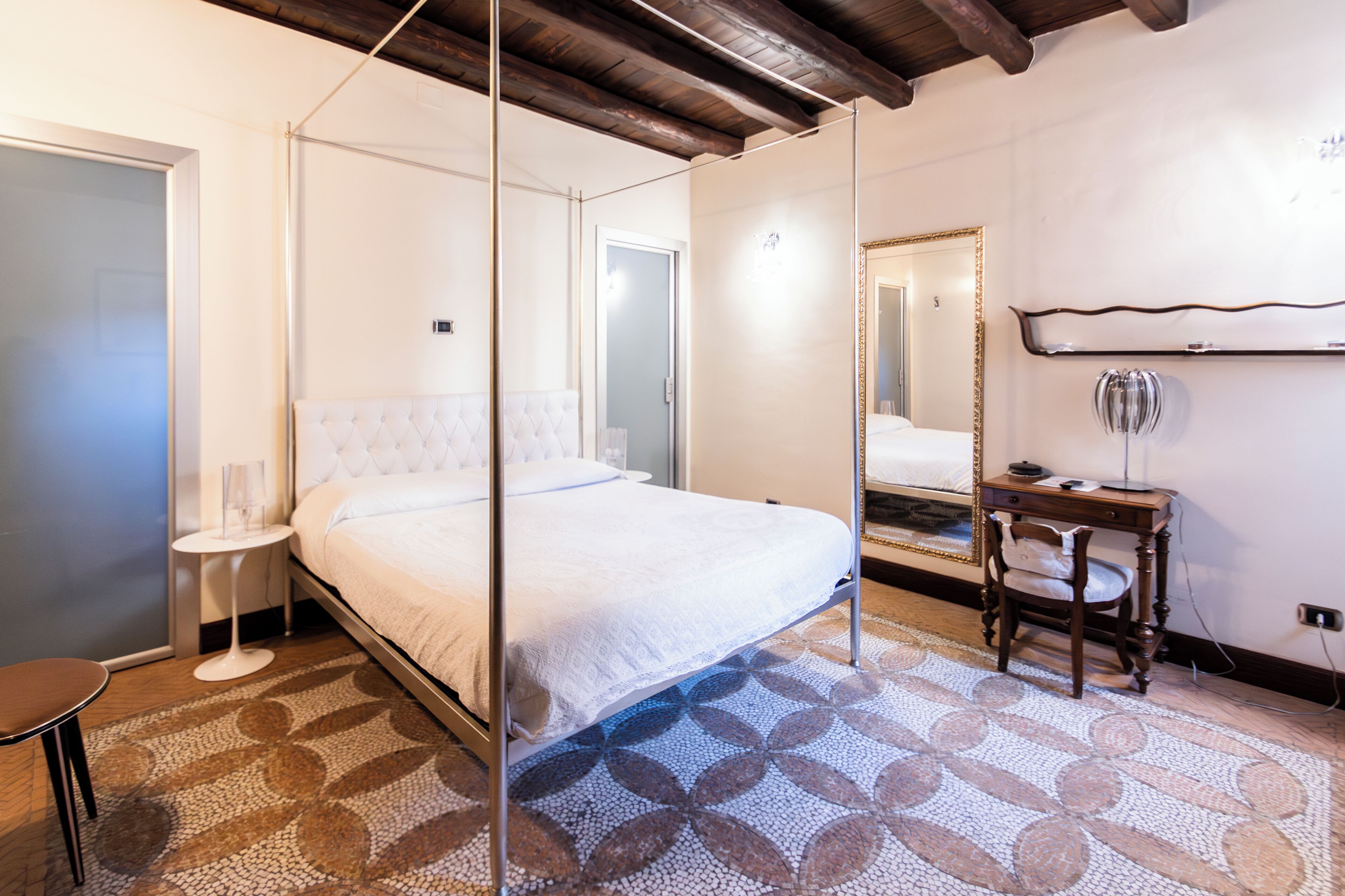 컴포트 쿼드룸 | 고급 침구, 책상, 무료 WiFi, 침대 시트