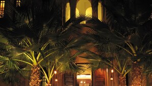 Front of property - evening/night - Villa Le Perroquet Bleu (Marrakech)