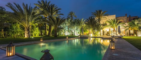 2 outdoor pools
