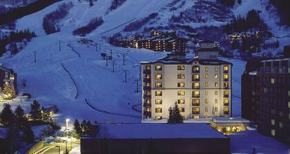 Sheraton 3BR, 3BA: New Years Week- Top Fl. Direct on Mountain & 100% Ski-In/Out!