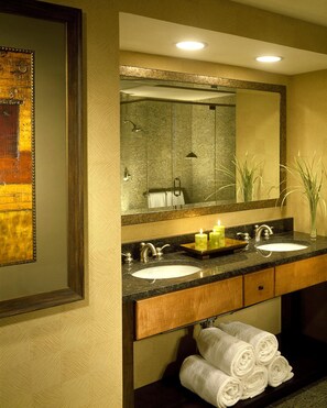 Combined shower/bathtub, jetted bath, hair dryer, towels