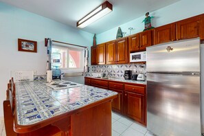 Refrigerador, microondas, parrilla de estufa y cafetera y tetera