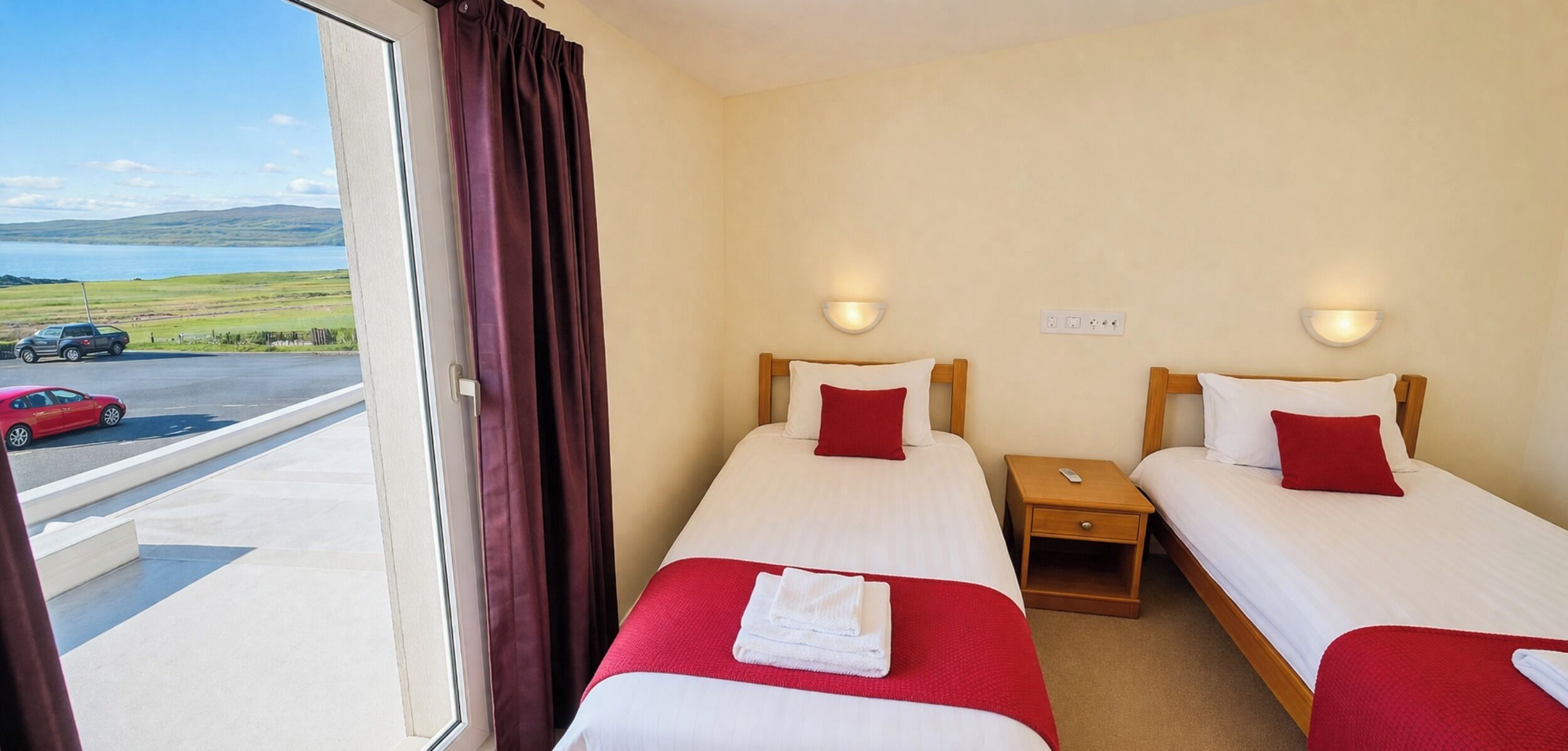 مكتب ومساحة عمل للكمبيوتر المحمول وستائر تعتيم وواي فاي مجانًا