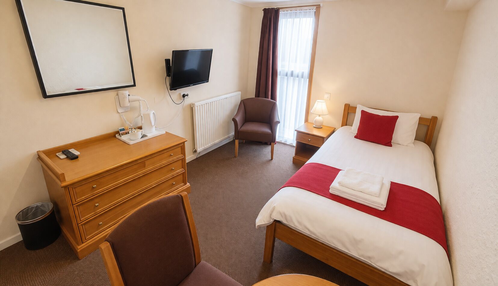 مكتب ومساحة عمل للكمبيوتر المحمول وستائر تعتيم وواي فاي مجانًا