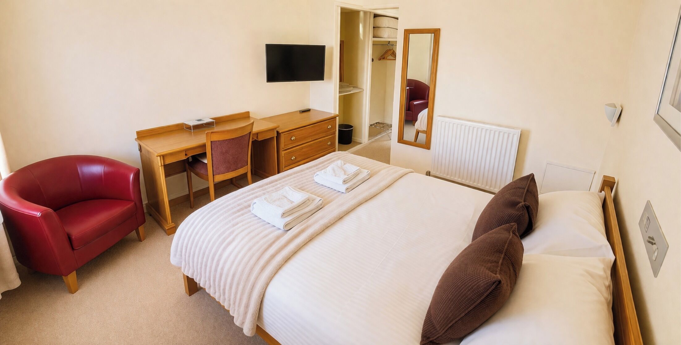 مكتب ومساحة عمل للكمبيوتر المحمول وستائر تعتيم وواي فاي مجانًا