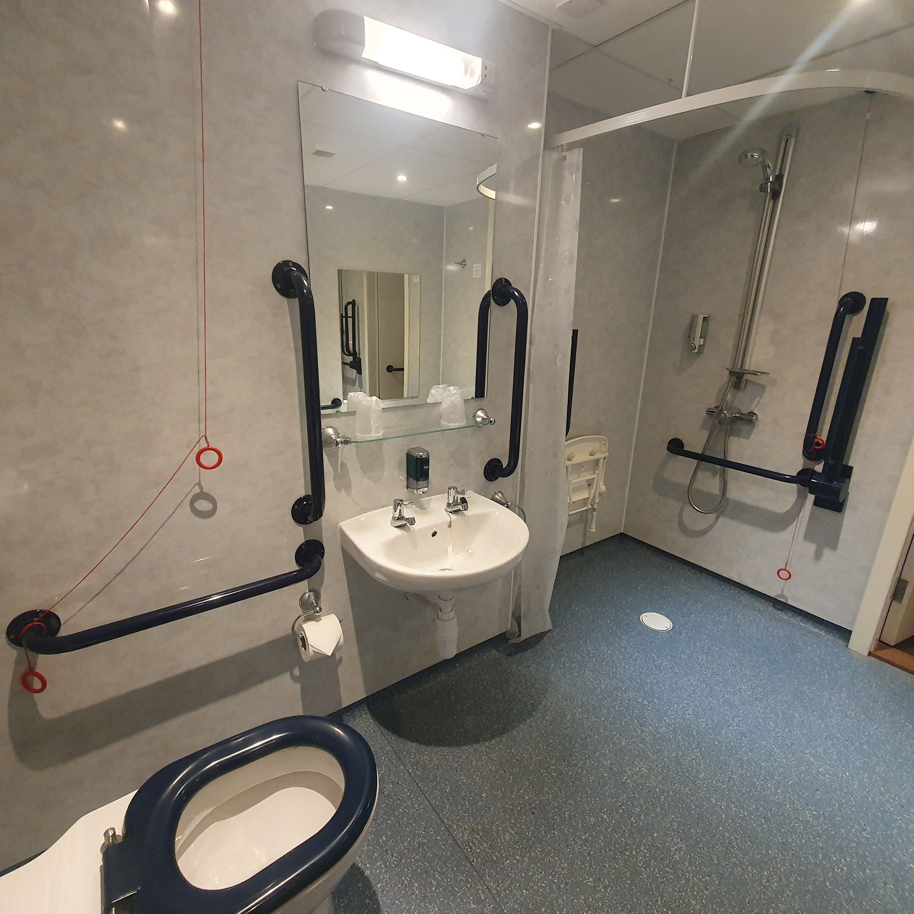 superior double room, mobility accessible | bathroom | towels