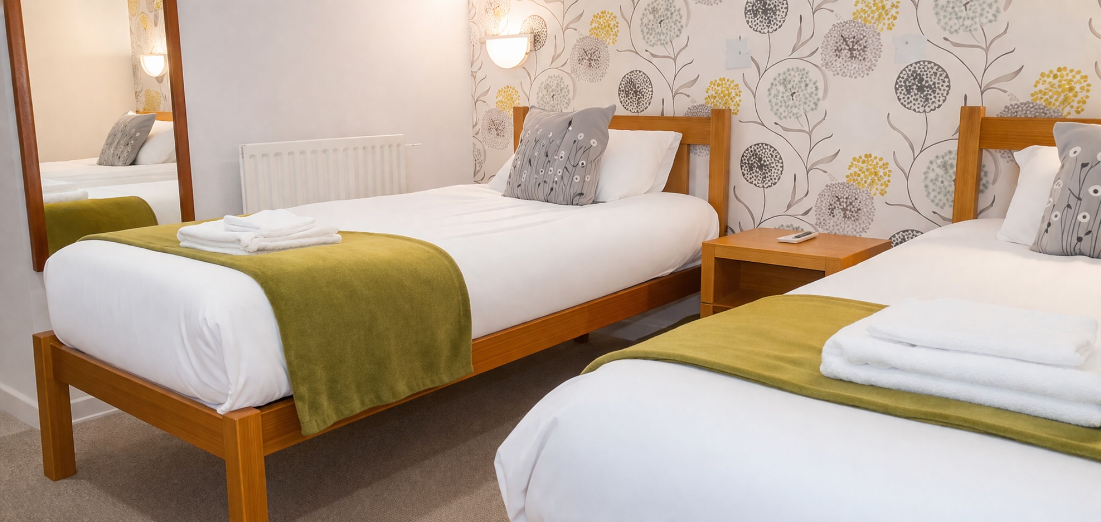 مكتب ومساحة عمل للكمبيوتر المحمول وستائر تعتيم وواي فاي مجانًا