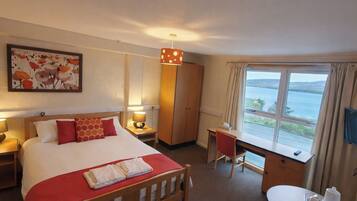 Kamar Double Superior, difabel mobilitas | Meja kerja, ruang kerja ramah laptop, dan tirai kedap cahaya