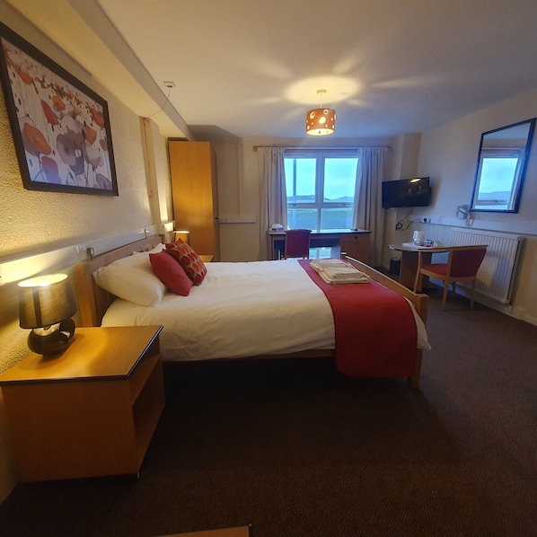 Superior dubbelrum - tillgänglighetsanpassat för personer med begränsad rörlighet | Skrivbord, arbetsyta för laptop, mörkläggningsgardiner och gratis wi-fi