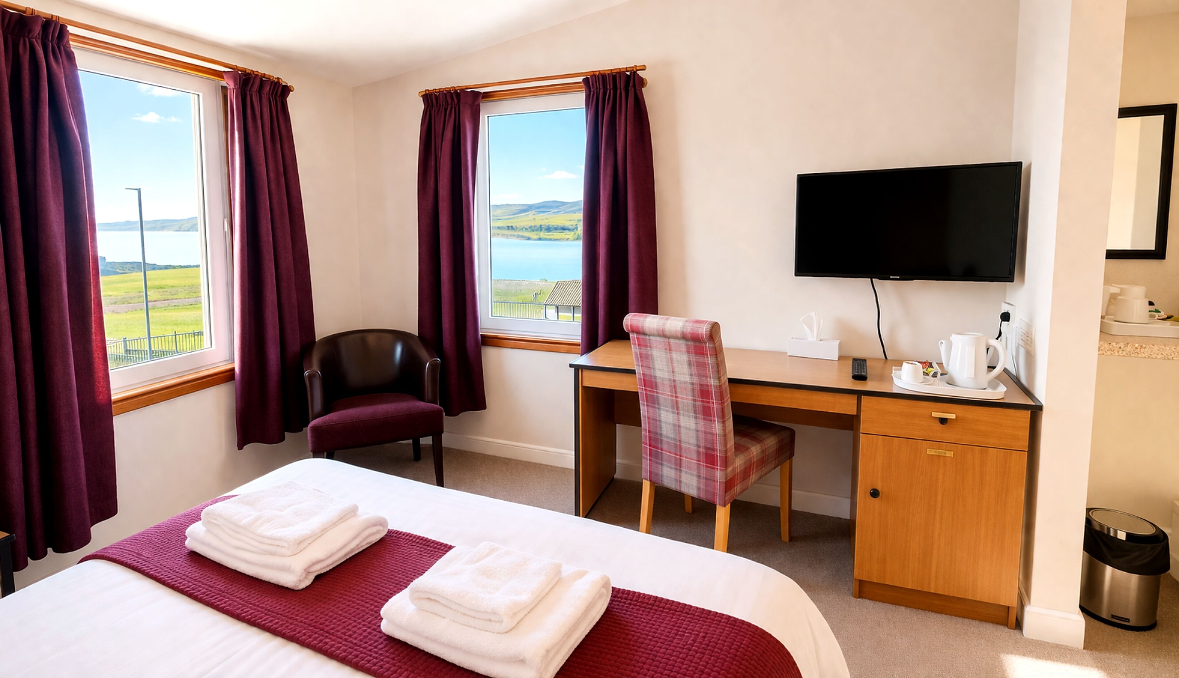 مكتب ومساحة عمل للكمبيوتر المحمول وستائر تعتيم وواي فاي مجانًا