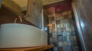 Design Loft, Ground Floor | Bathroom | Shower, free toiletries, hair dryer, towels - The Loft Polignano (Polignano a Mare)