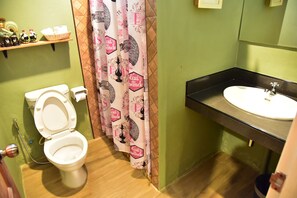 Habitación estándar | Baño | Regadera, amenidades de baño gratuitas, toallas